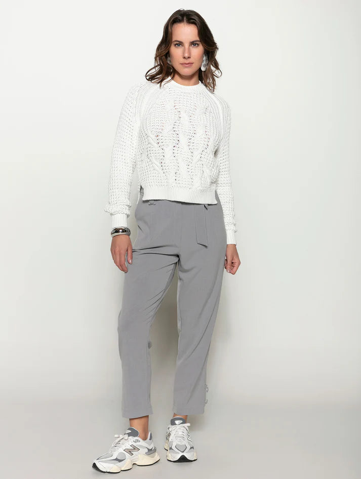 CALÇA COM PREGAS, BOLSOS FACA, CINTO E DETALHE EM BOTÕES BIAMAR 12035