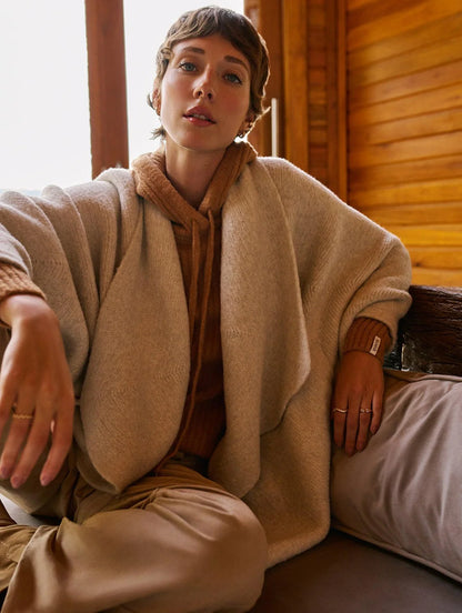 CAPA COM LAPELA ALONGADA E SEM FECHAMENTO BIAMAR