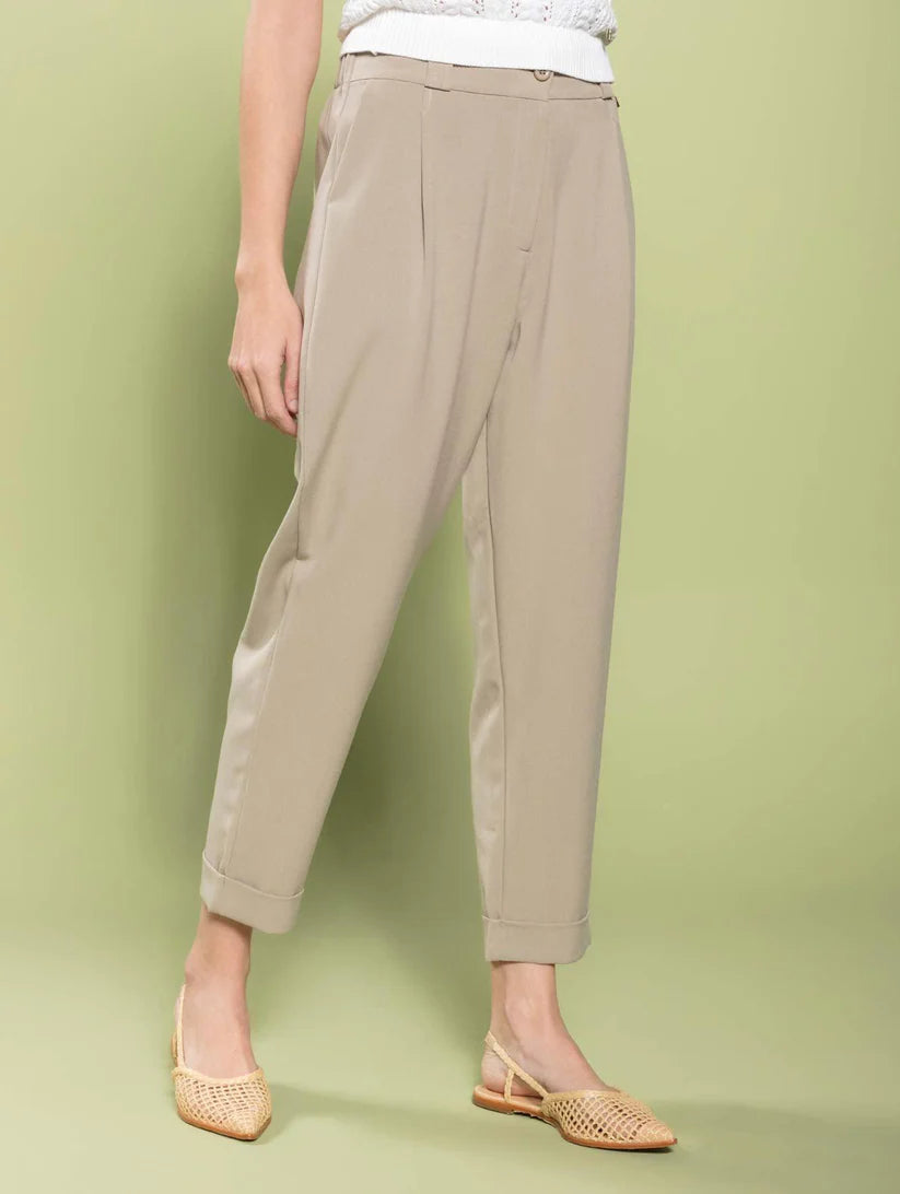 CALÇA EM ALFAIATARIA COM BOLSOS FACA E BARRA DOBRADA BIAMAR