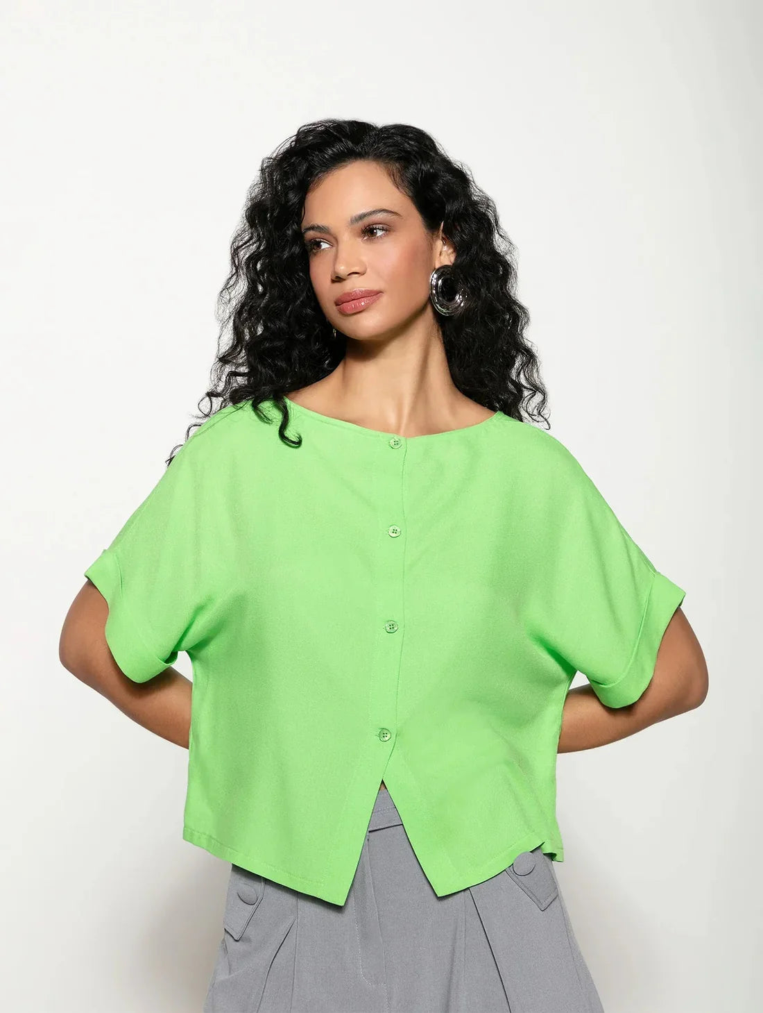 BLUSA DE GOLA REDONDA COM BOTÕES E MANGA CURTA DOBRADA BIAMAR 12038