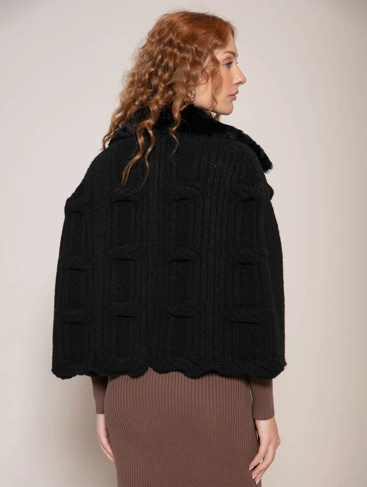 Capa curta em ponto corrente com alamar e gola de pele fake Biamar 12450