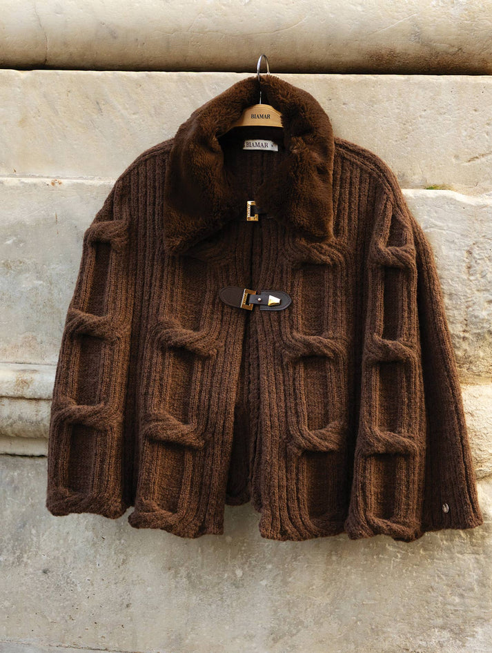 Capa curta em ponto corrente com alamar e gola de pele fake Biamar 12450