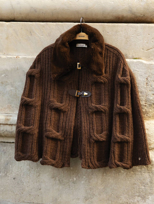 Capa curta em ponto corrente com alamar e gola de pele fake Biamar 12450