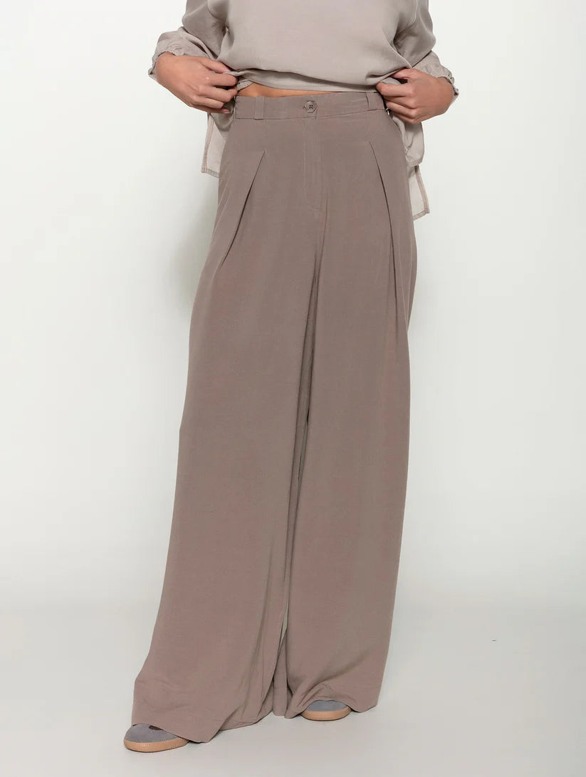 CALÇA PANTALONA COM PREGAS E BOLSOS FACA BIAMAR 12045