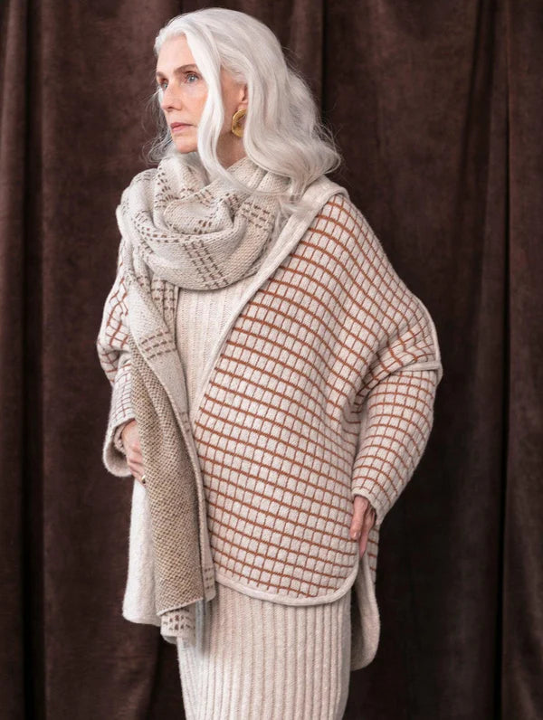 CASACO OVERSIZED REVERSÍVEL COM CAPUZ E SEM FECHAMENTO FRONTAL BIAMAR