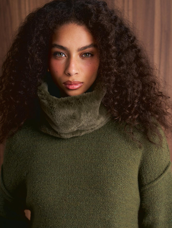 BLUSA COM PELE NO PUNHO E NA GOLA (REMOVÍVEL) FENDA LATERAL