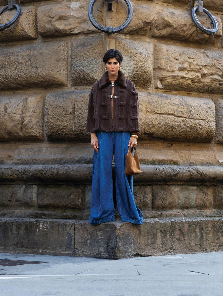 Capa curta em ponto corrente com alamar e gola de pele fake Biamar 12450