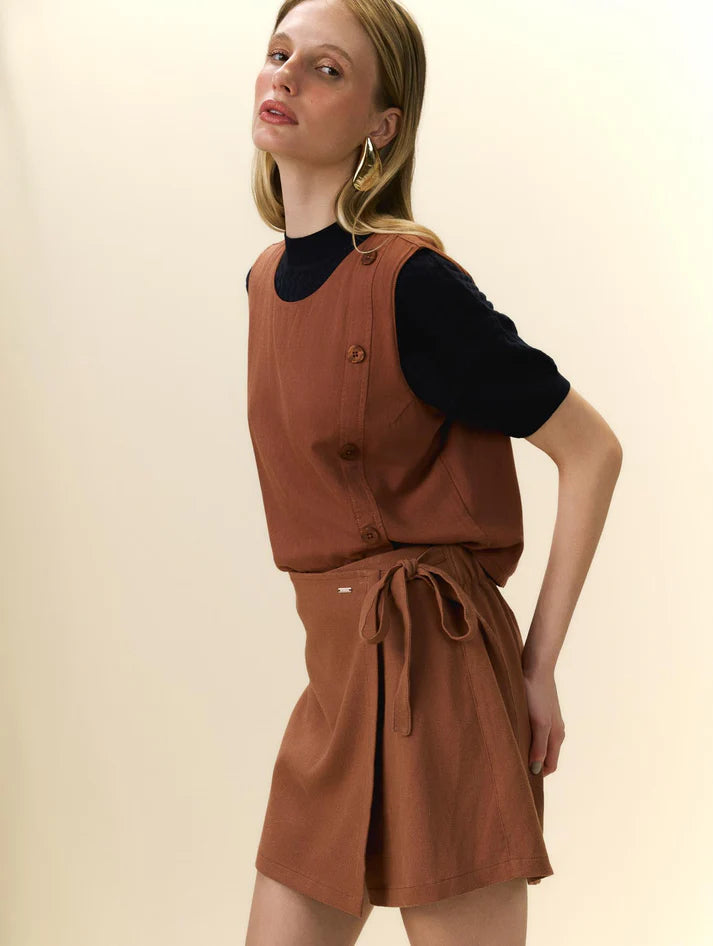 REGATA CROPPED COM FENDA FRONTAL E DETALHES EM BOTÕES BIAMAR 12071