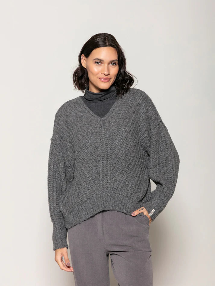 BLUSA DE PONTO TRANÇADO COM DECOTE EM “V” E PUNHOS CANELADOS BIAMAR