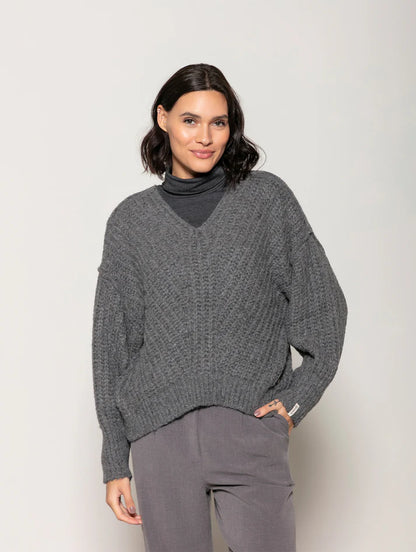 BLUSA DE PONTO TRANÇADO COM DECOTE EM “V” E PUNHOS CANELADOS BIAMAR