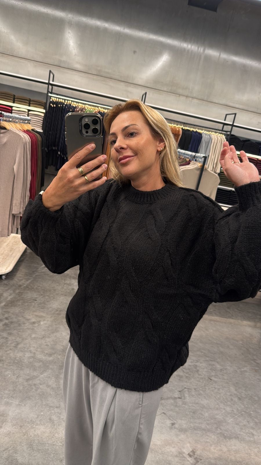 BLUSA COM GOLA REDONDA, PONTO TRANÇADO LARGO E PUNHOS CANELADOS BIAMAR
