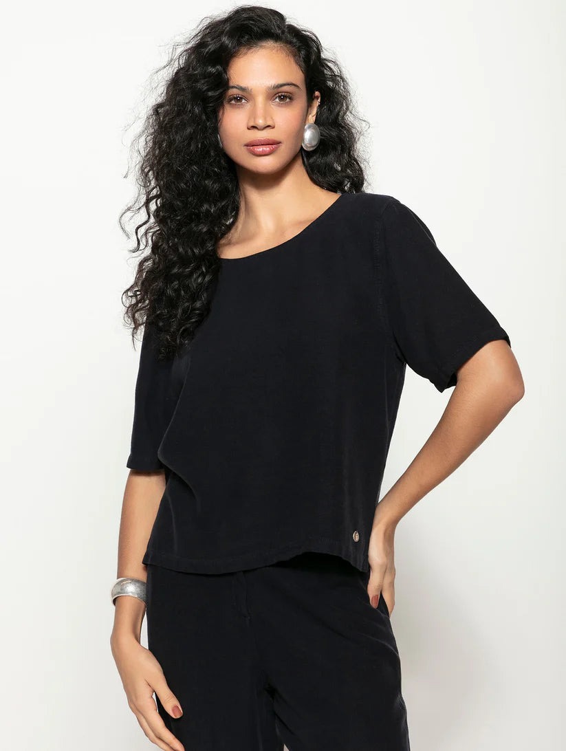 BLUSA DE GOLA REDONDA COM FENDAS E MANGAS CURTA BIAMAR