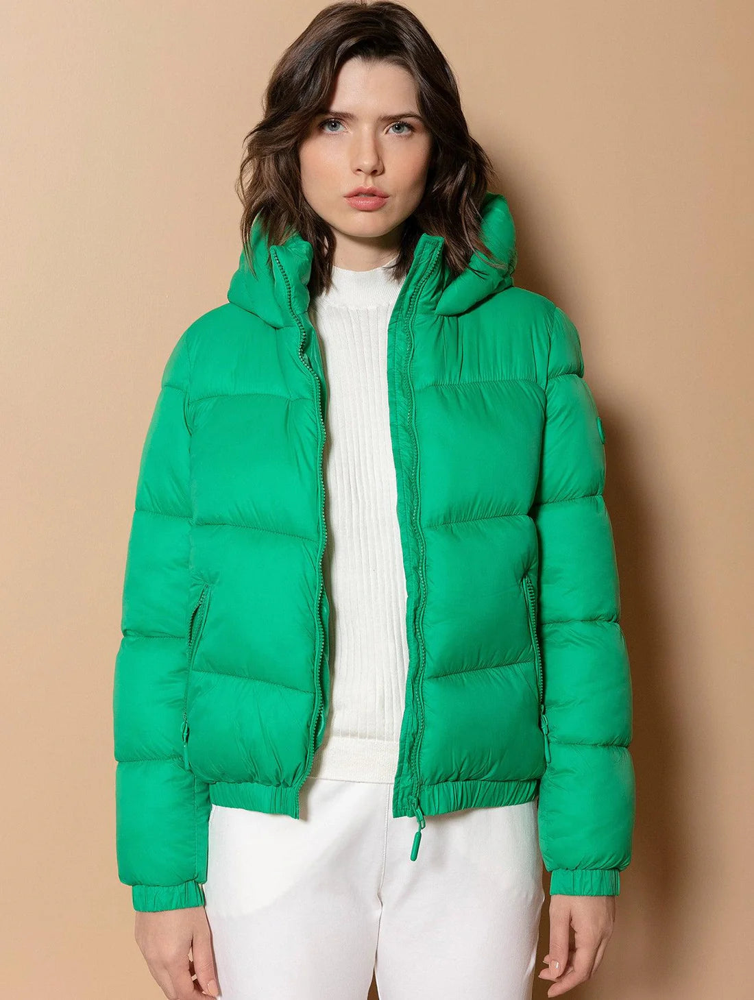 JAQUETA BIAMAR PUFFER COM CAPUZ E BOLSOS COM FECHAMENTO EM ZÍPER.