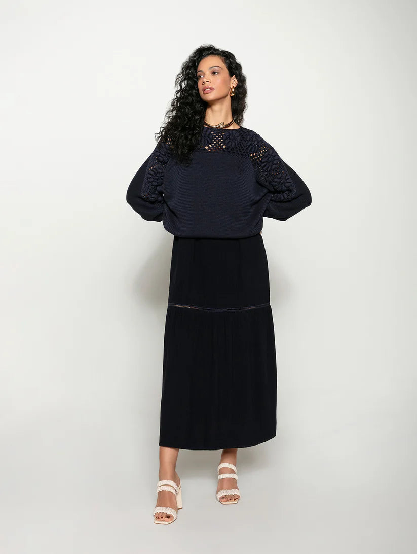 BLUSA DE ALGODÃO EM PONTO MARGARIDA COM DETALHE VAZADO E GOLA CANOA