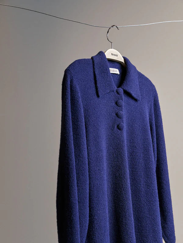 VESTIDO DE FIO PLUMA COM GOLA E FECHAMENTO EM BOTÕES BIAMAR