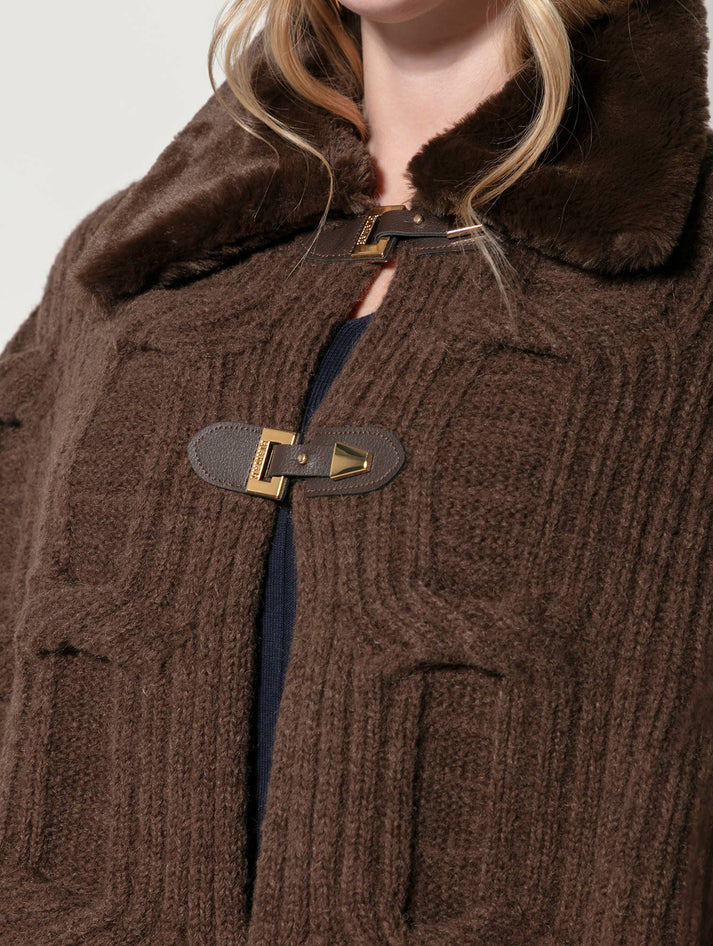 Capa curta em ponto corrente com alamar e gola de pele fake Biamar 12450