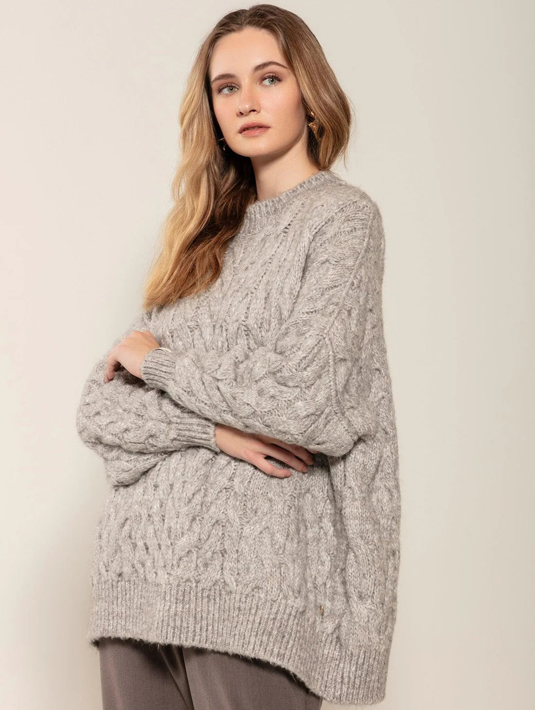 BLUSA OVERSIZED COM TECIMENTO EM TRANÇAS, GOLA REDONDA E MANGAS BUFANTES DE CAVA QUADRADA BIAMAR