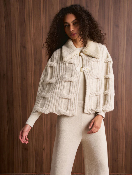 Capa curta em ponto corrente com alamar e gola de pele fake Biamar 12450