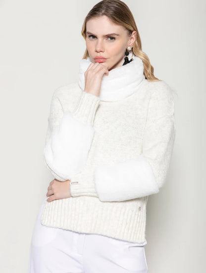 BLUSA COM PELE NO PUNHO E NA GOLA (REMOVÍVEL) FENDA LATERAL