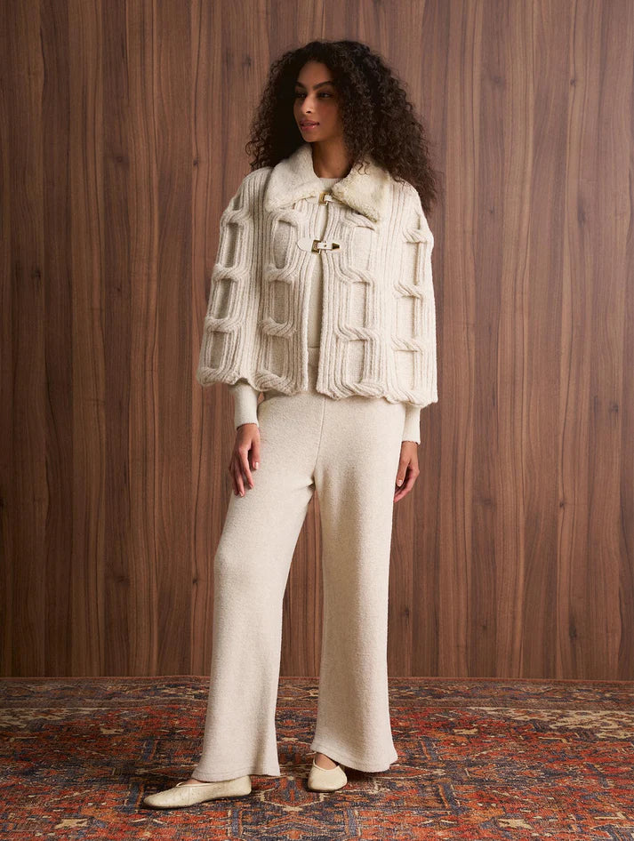 Capa curta em ponto corrente com alamar e gola de pele fake Biamar 12450