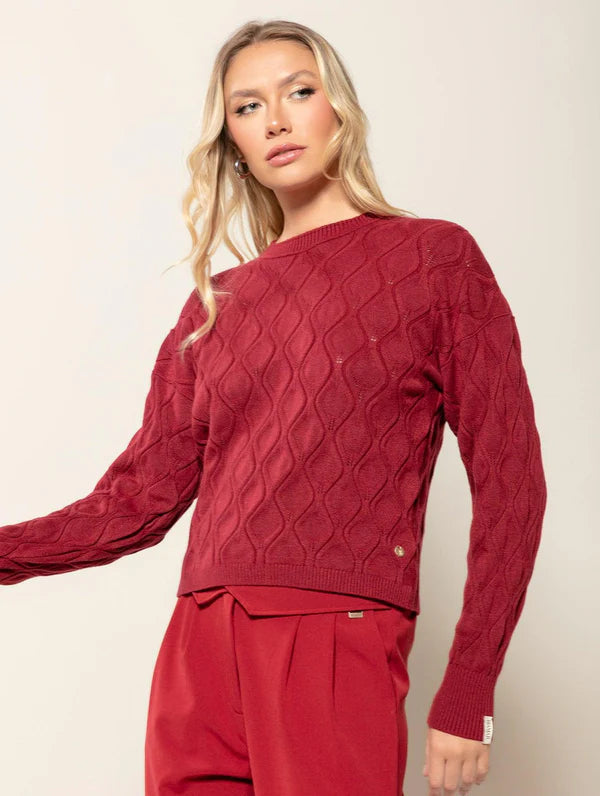 BLUSA COM TEXTURA, GOLA REDONDA E MANGAS DE CAVA QUADRADA BIAMAR