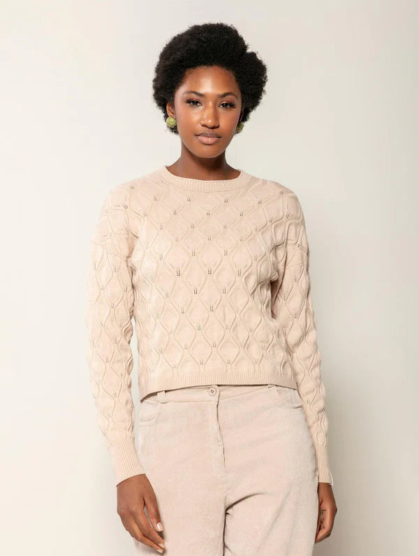 BLUSA COM TEXTURA, GOLA REDONDA E MANGAS DE CAVA QUADRADA BIAMAR