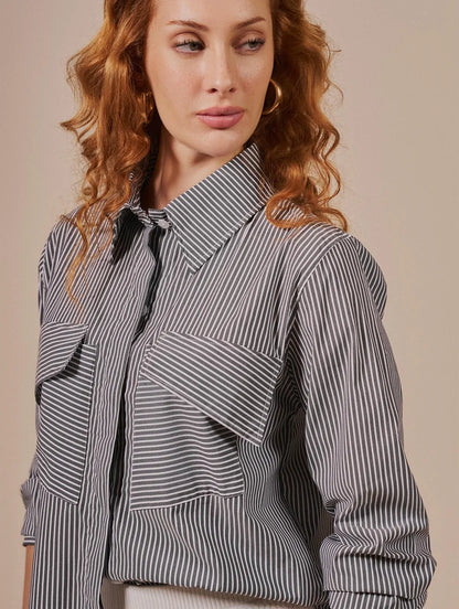 Camisa com bolsos assimétricos e padronagem em listras Biamar 12314