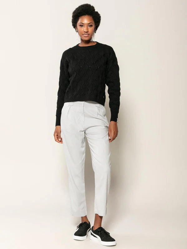 BLUSA COM TEXTURA, GOLA REDONDA E MANGAS DE CAVA QUADRADA BIAMAR