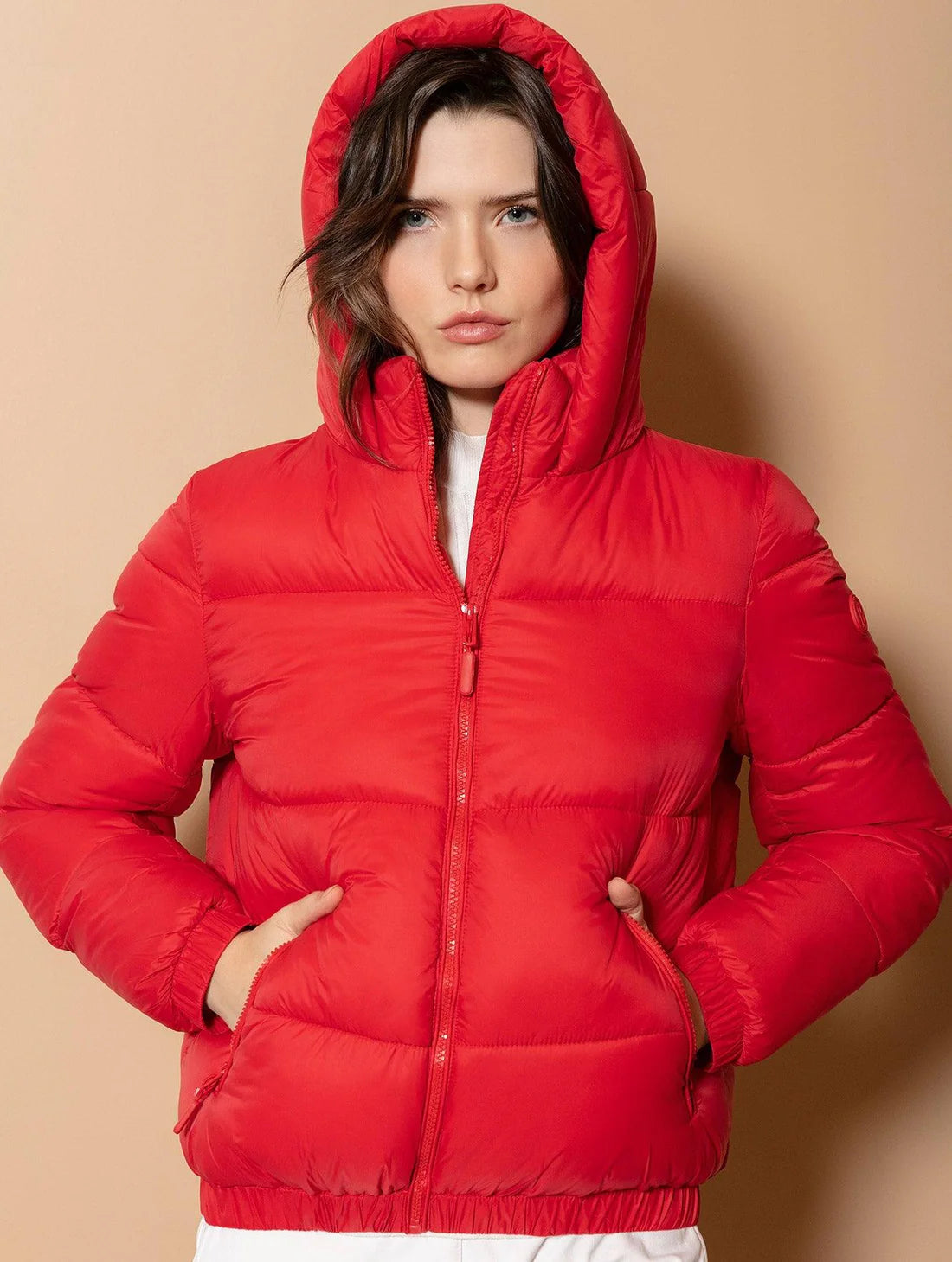 JAQUETA BIAMAR PUFFER COM CAPUZ E BOLSOS COM FECHAMENTO EM ZÍPER.