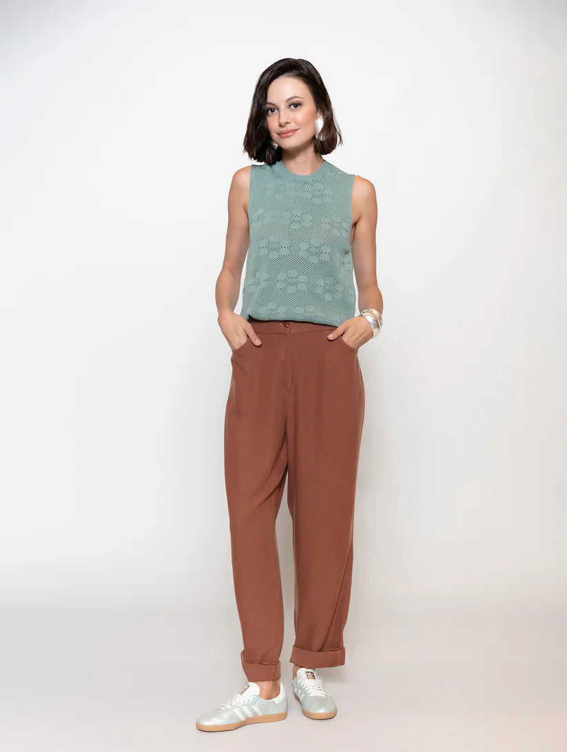 CALÇA RETA COM BOLSOS E BOTÕES BIAMAR