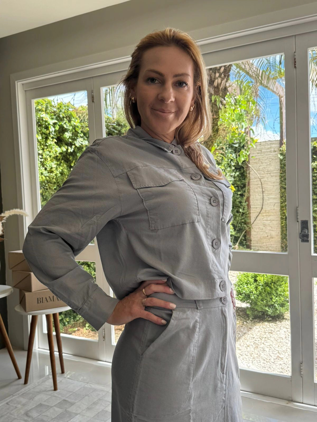 Saia midi com fenda e bolso Biamar