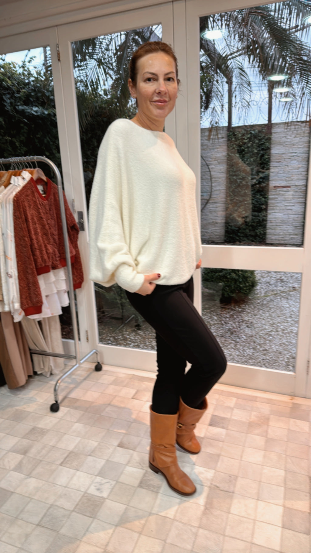 BLUSA EM FIO PLUMA GOLA CARECA E MANGA MORCEGO BIAMAR