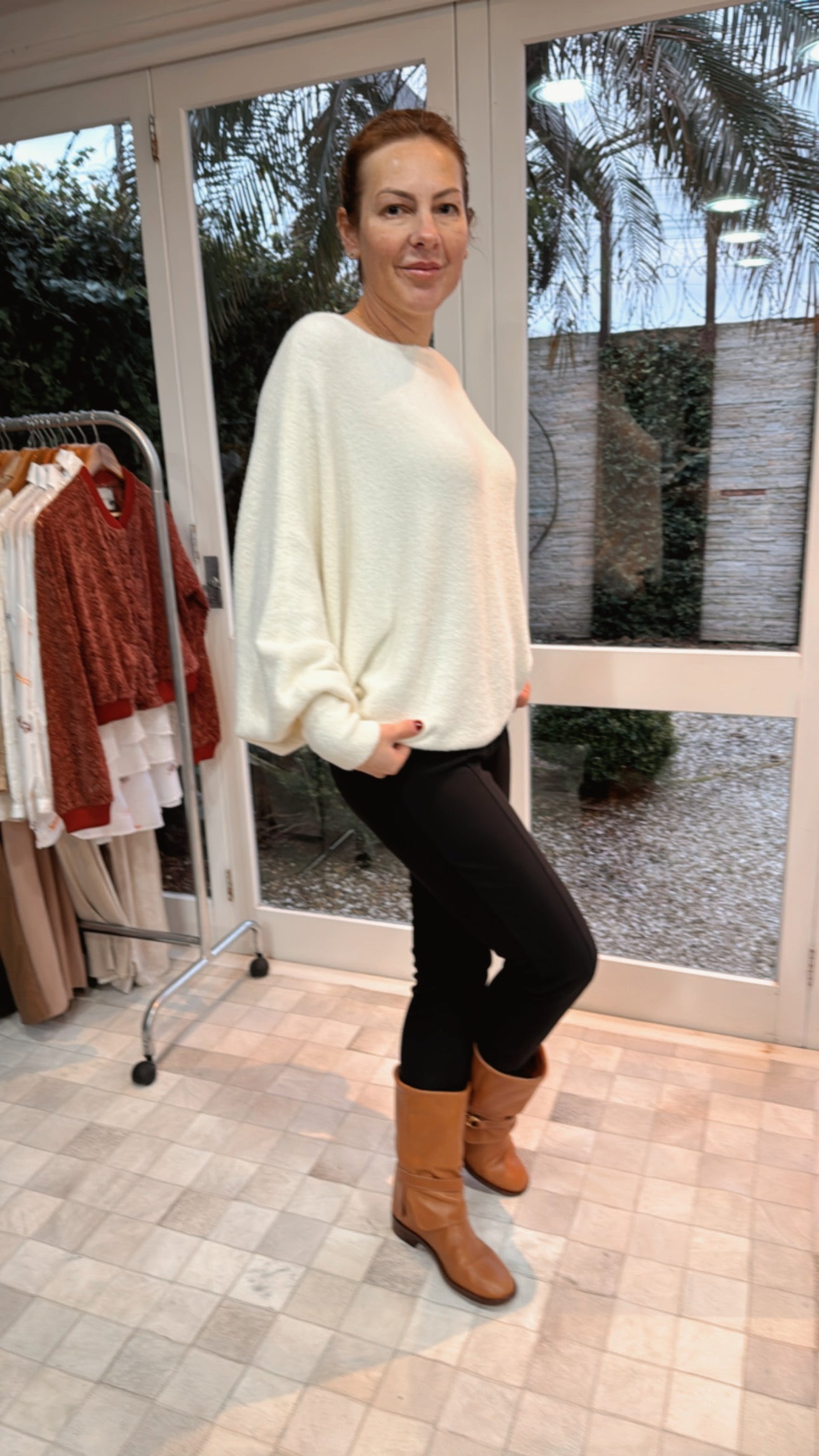 BLUSA EM FIO PLUMA GOLA CARECA E MANGA MORCEGO BIAMAR
