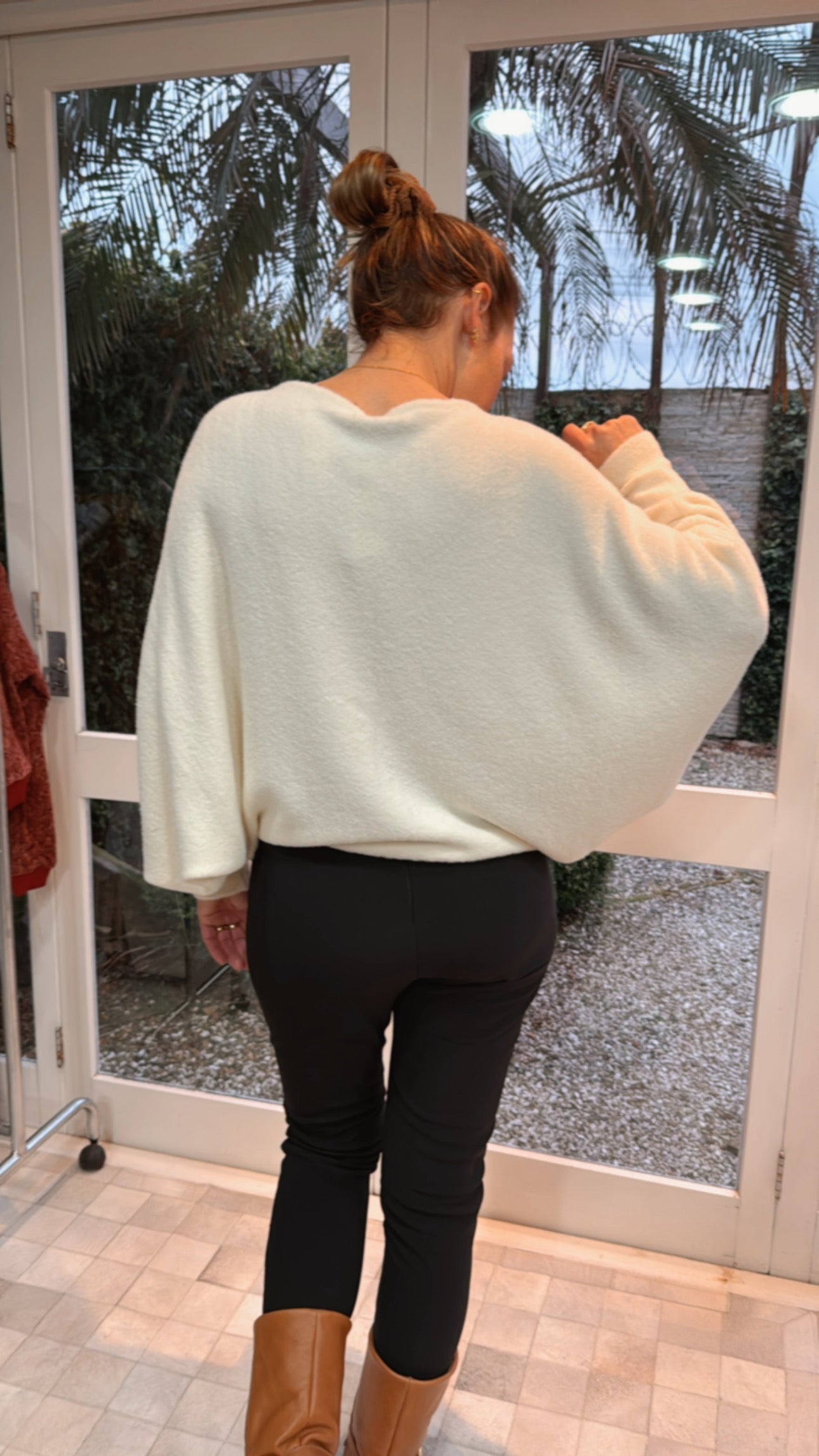 BLUSA EM FIO PLUMA GOLA CARECA E MANGA MORCEGO BIAMAR