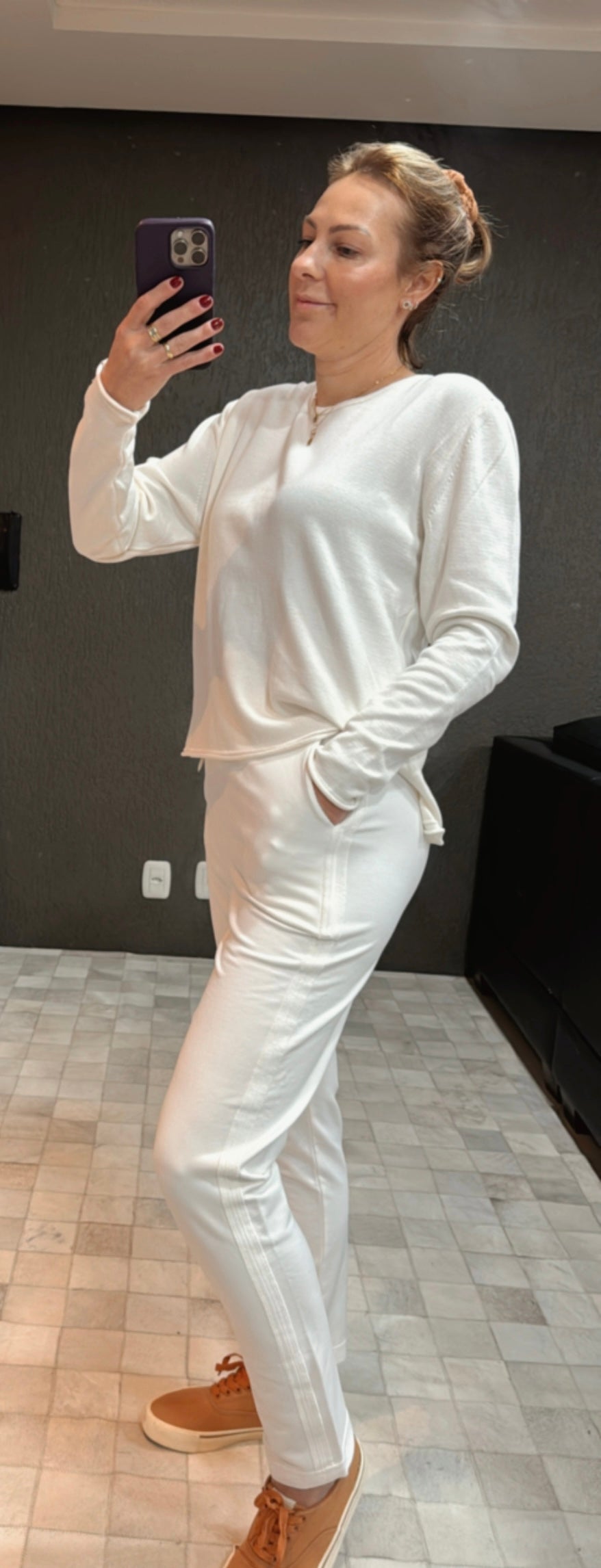 CALÇA MOLETOM COM BOLSO E DETALHE AVESSO LATERAL E BARRA BIAMAR