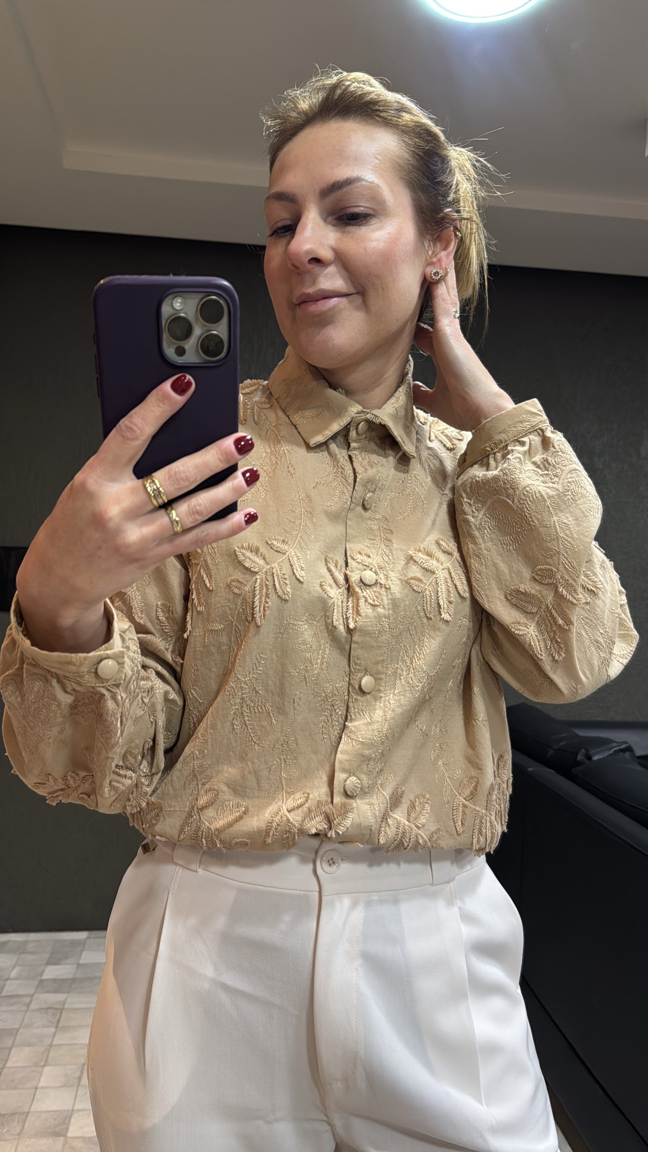 CAMISA DE BOTÕES COM BORDADOS APLICADOS E MANGAS DE CAVA POSTA BIAMAR 12058