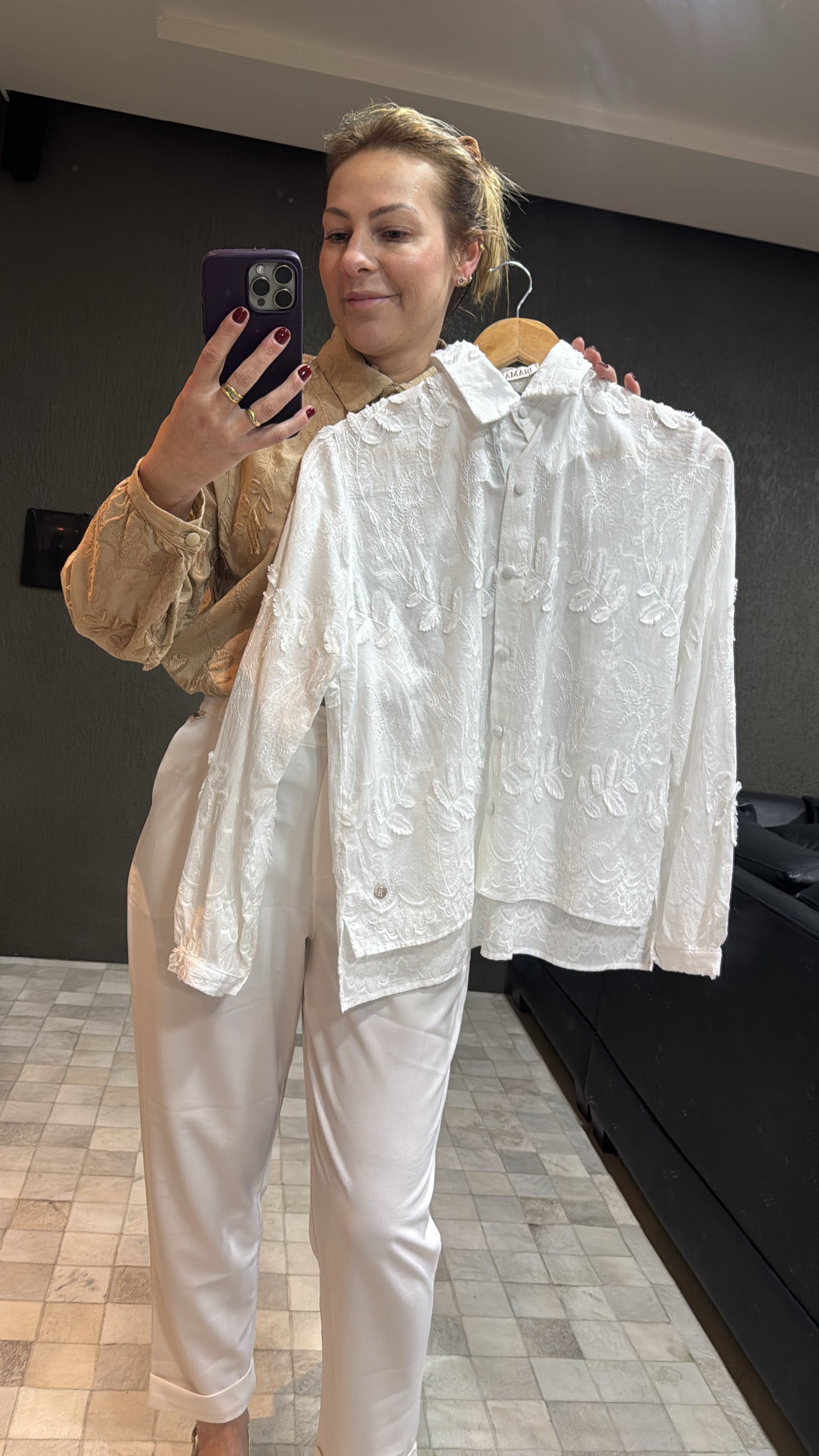 CAMISA DE BOTÕES COM BORDADOS APLICADOS E MANGAS DE CAVA POSTA BIAMAR 12058
