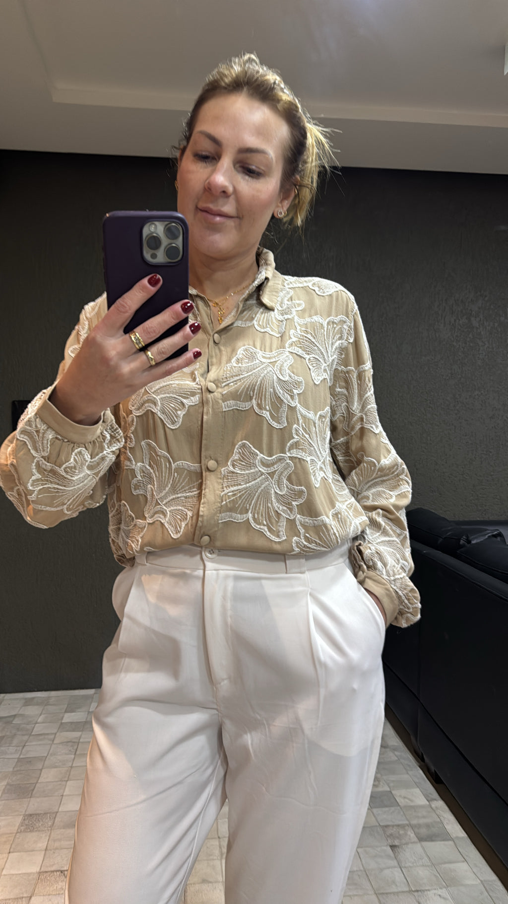CAMISA DE BOTÕES COM BORDADOS APLICADOS E MANGAS DE CAVA POSTA BIAMAR 12058