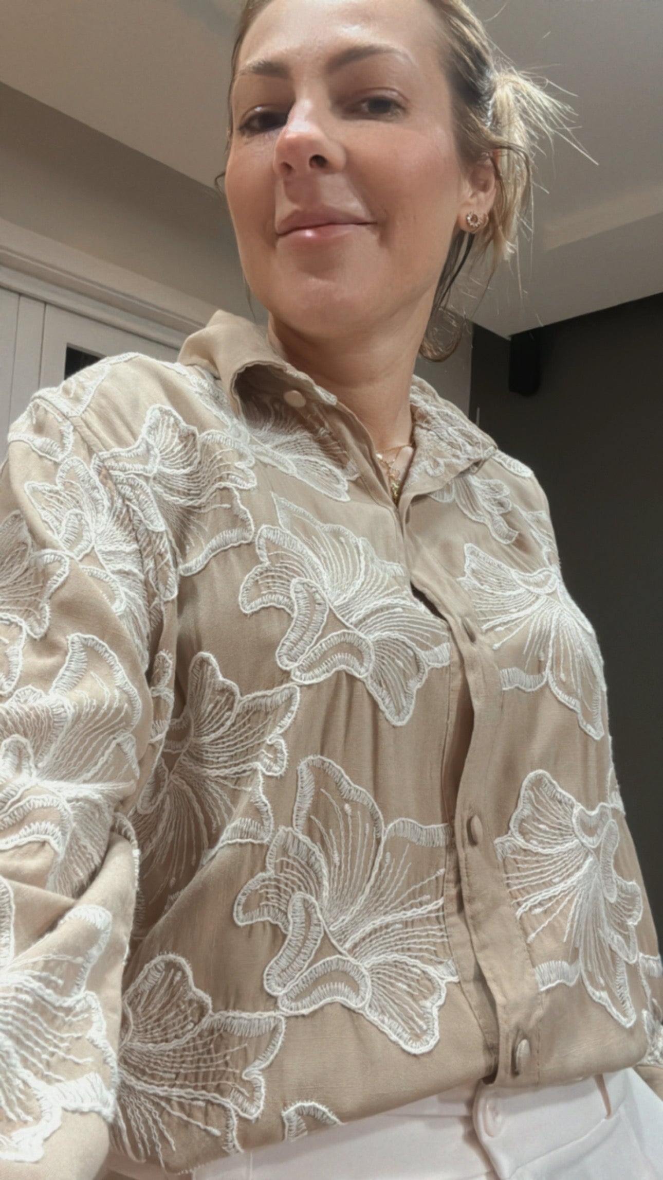 CAMISA DE BOTÕES COM BORDADOS APLICADOS E MANGAS DE CAVA POSTA BIAMAR 12058