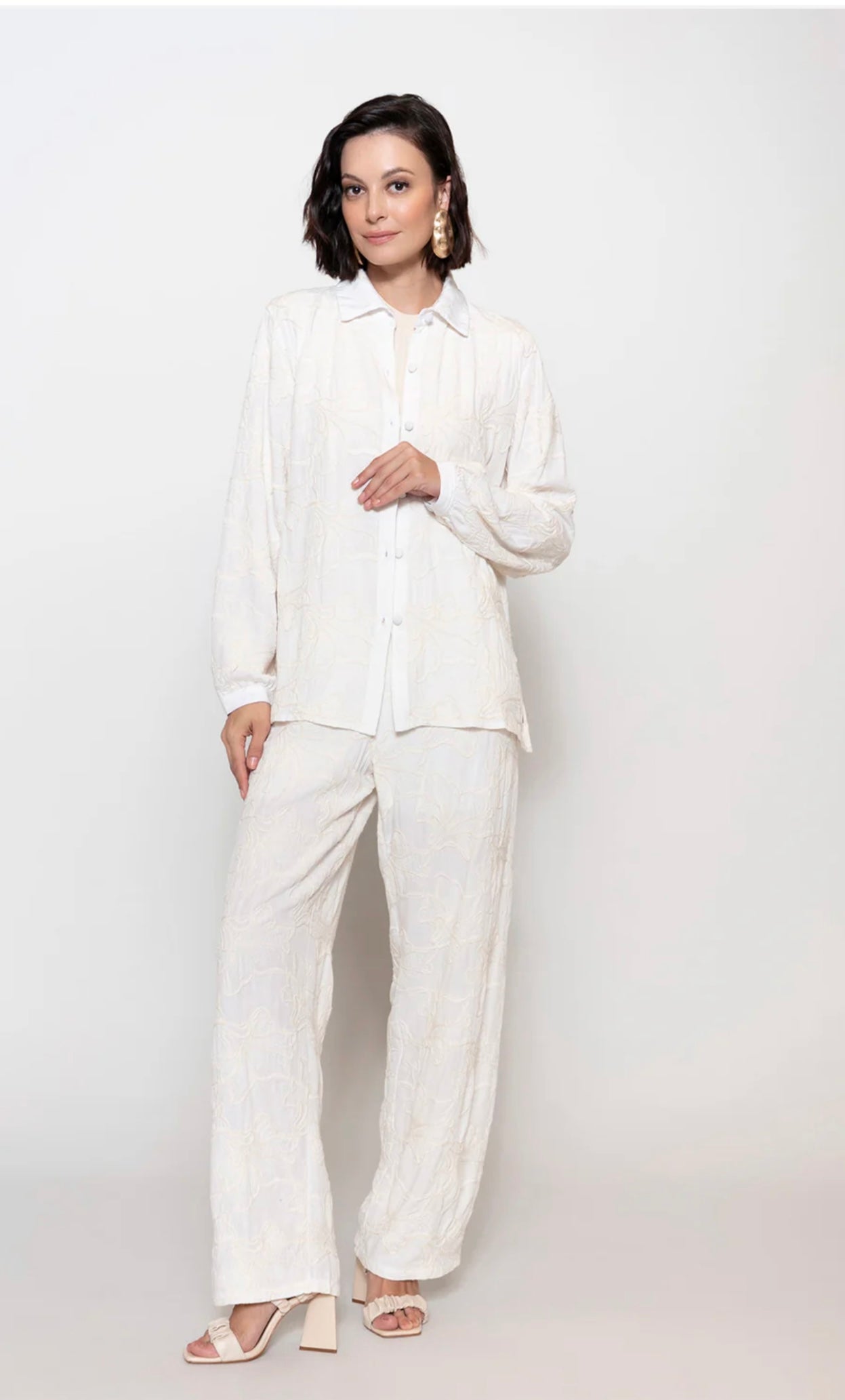 CAMISA DE BOTÕES COM BORDADOS APLICADOS E MANGAS DE CAVA POSTA BIAMAR 12058