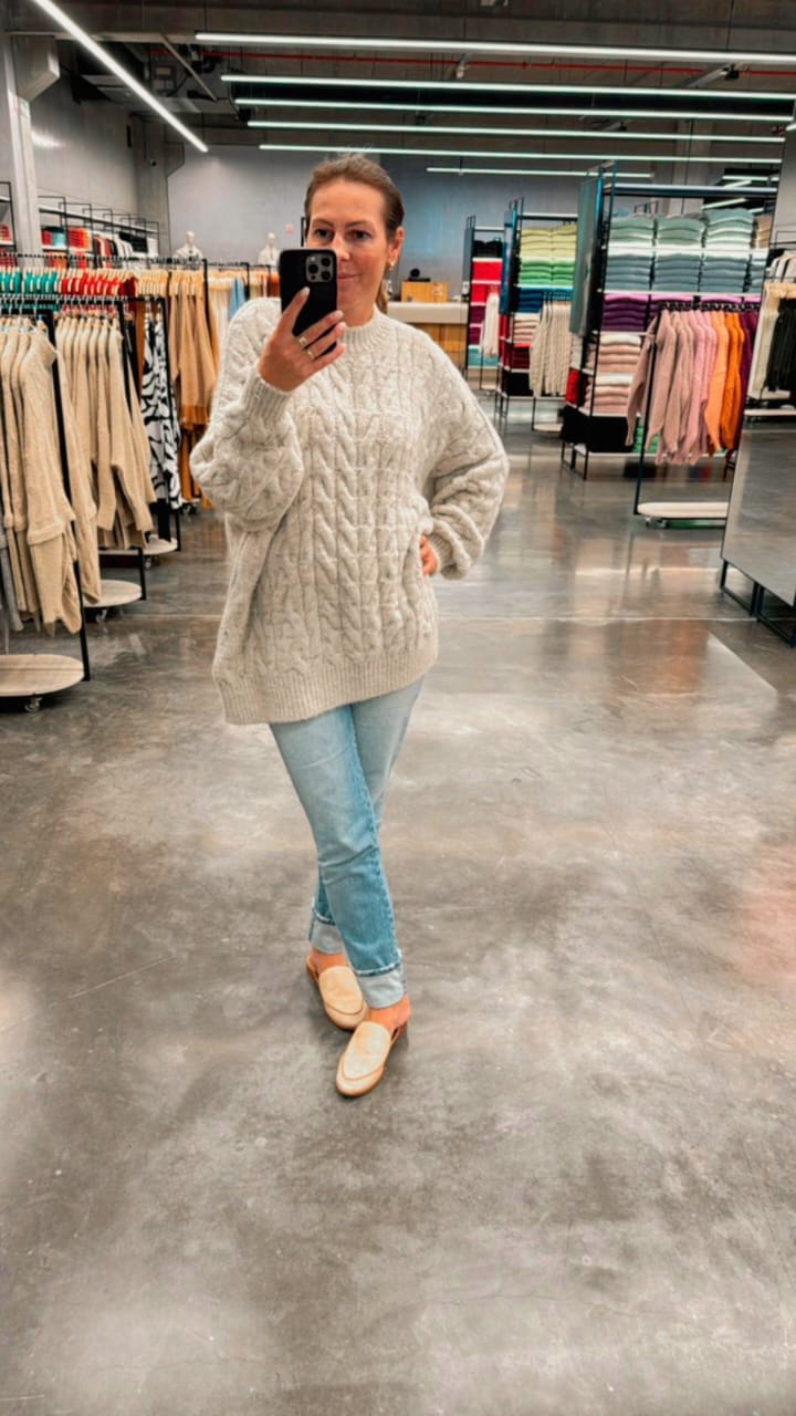 BLUSA OVERSIZED COM TECIMENTO EM TRANÇAS, GOLA REDONDA E MANGAS BUFANTES DE CAVA QUADRADA BIAMAR