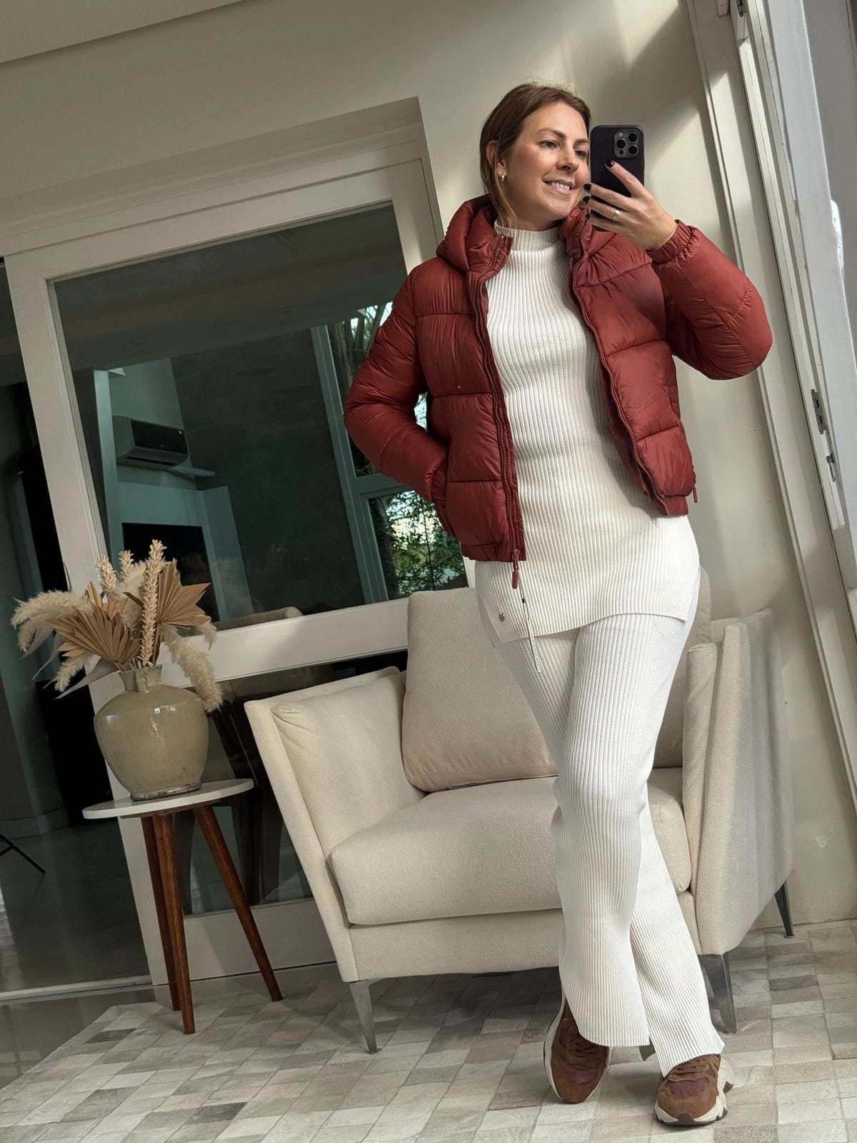 JAQUETA BIAMAR PUFFER COM CAPUZ E BOLSOS COM FECHAMENTO EM ZÍPER.
