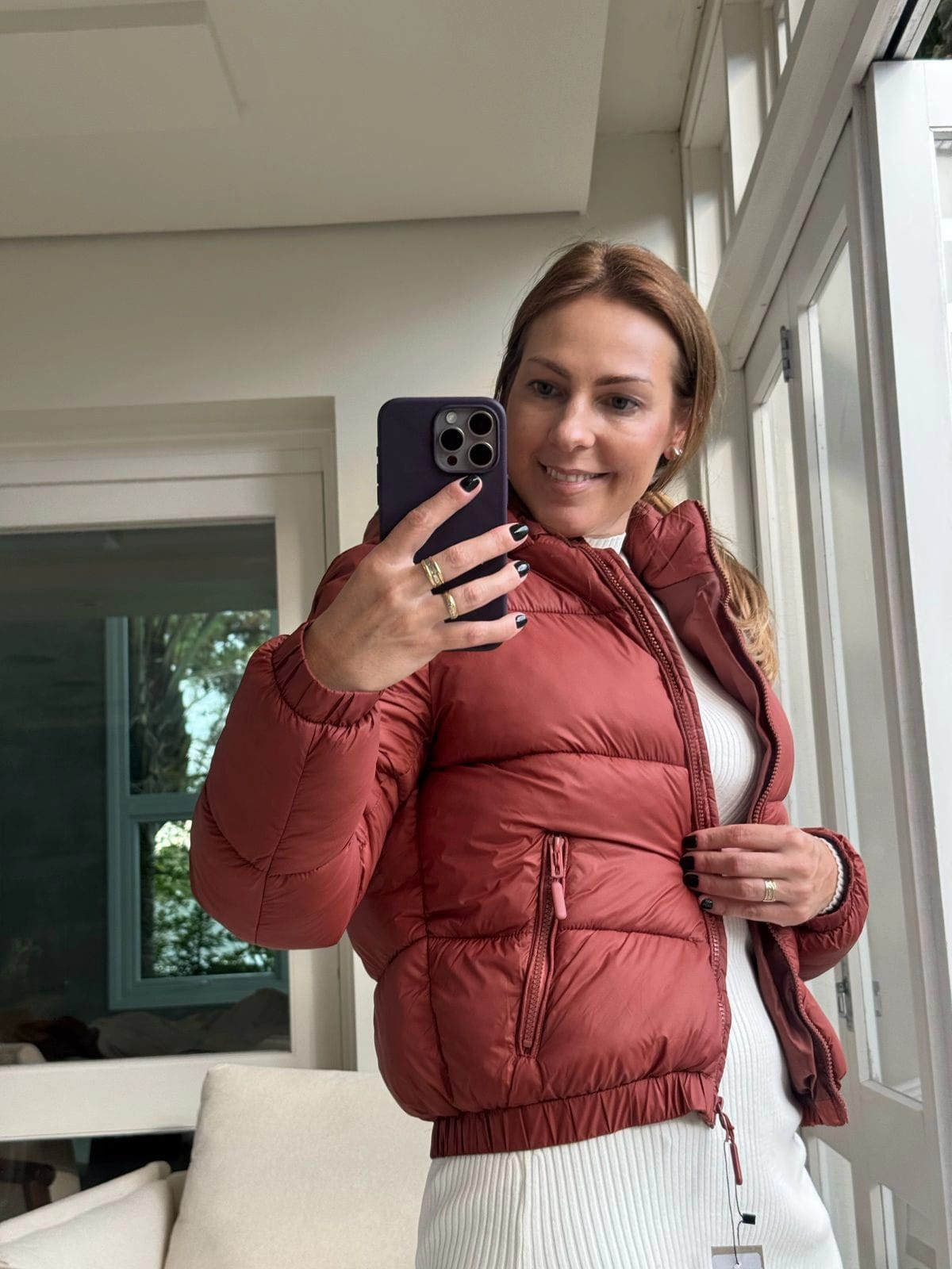 JAQUETA BIAMAR PUFFER COM CAPUZ E BOLSOS COM FECHAMENTO EM ZÍPER.