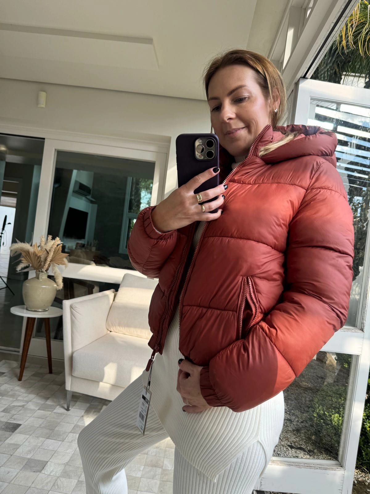 JAQUETA BIAMAR PUFFER COM CAPUZ E BOLSOS COM FECHAMENTO EM ZÍPER.