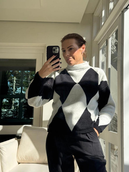 BLUSA EM ESTAMPA GEOMÉTRICA COM GOLA ROLÊ MANGAS DE CAVA QUADRADA BIAMAR