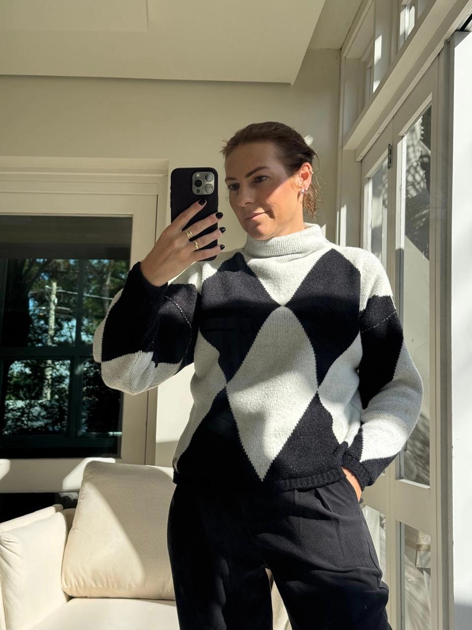 BLUSA EM ESTAMPA GEOMÉTRICA COM GOLA ROLÊ MANGAS DE CAVA QUADRADA BIAMAR