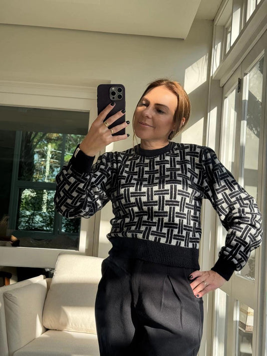 BLUSA CROPPED EM FIO PLUMA COM ESTAMPA GEOMÉTRICA BIAMAR