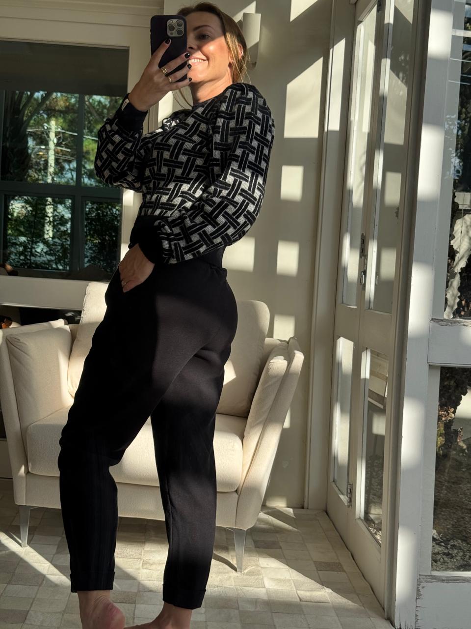 BLUSA CROPPED EM FIO PLUMA COM ESTAMPA GEOMÉTRICA BIAMAR