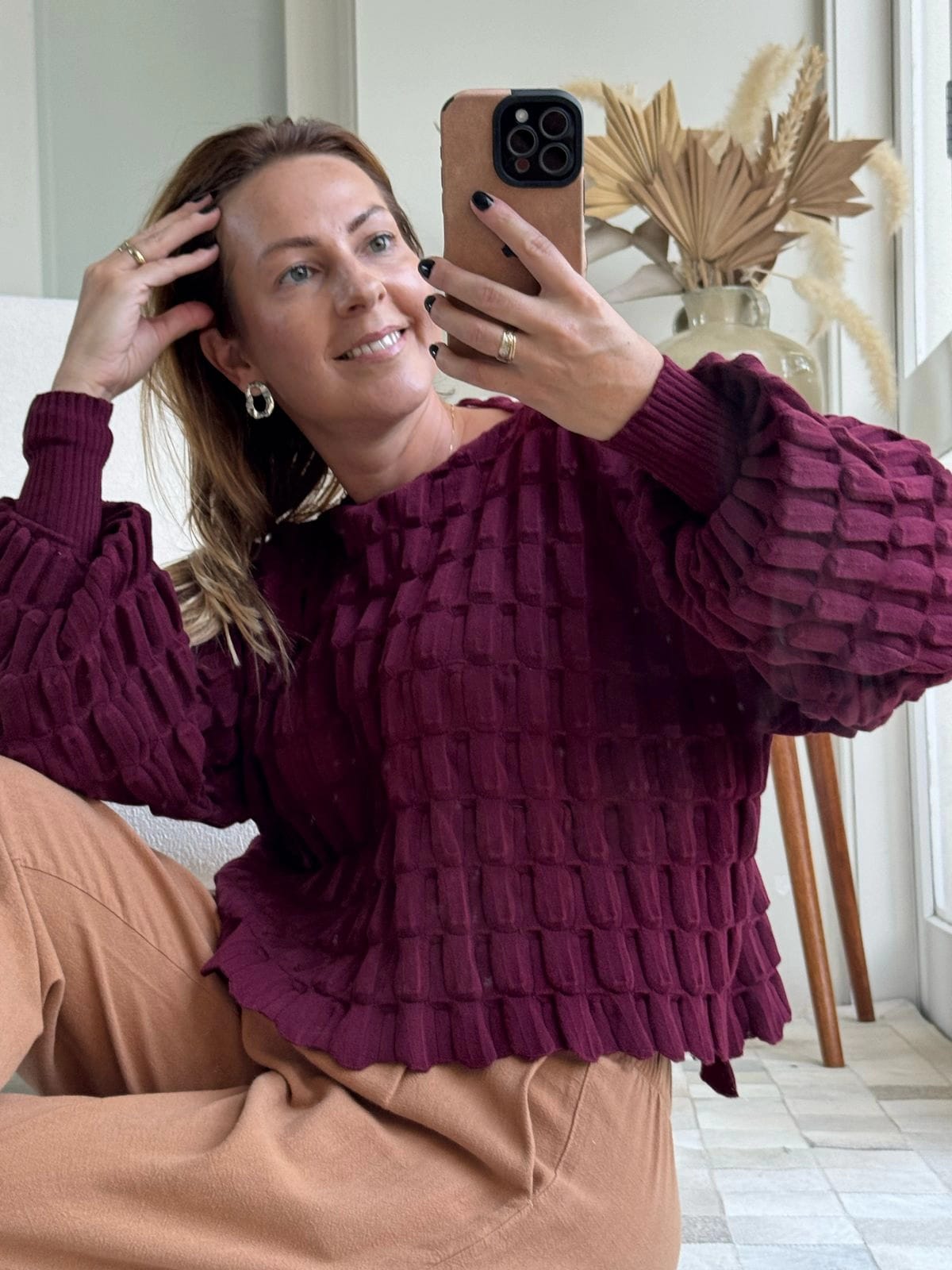 BLUSA MULLET EM PONTO LAKA COM GOLA CANOA E MANGAS DE CAVA QUADRADA BIAMAR