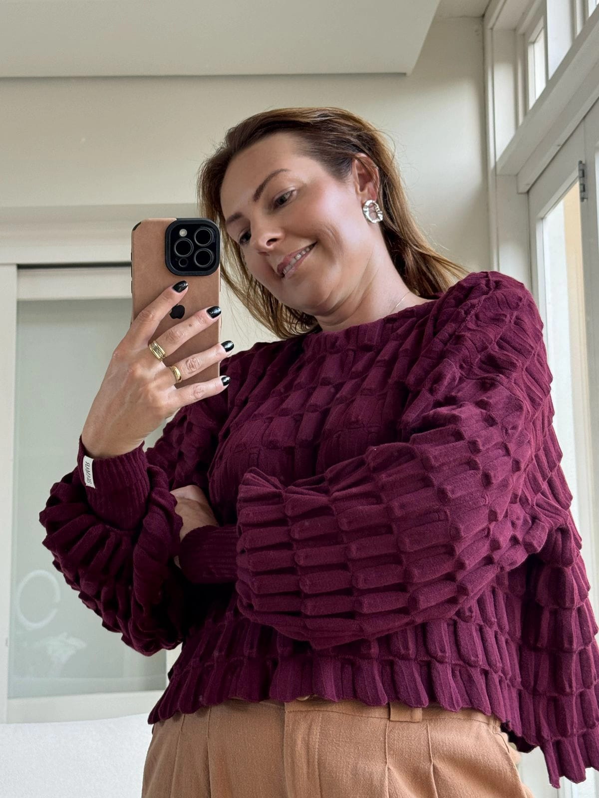 BLUSA MULLET EM PONTO LAKA COM GOLA CANOA E MANGAS DE CAVA QUADRADA BIAMAR